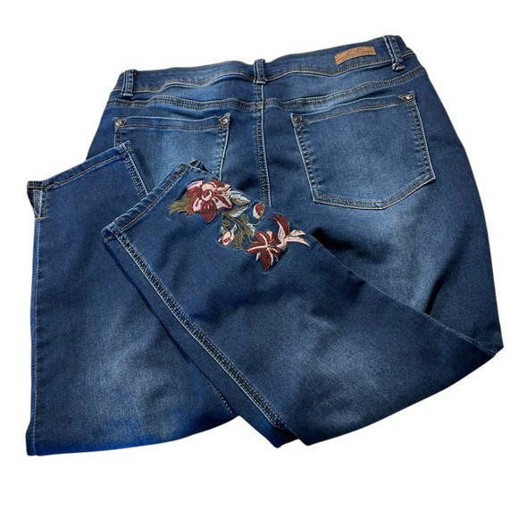 Embroidered H & H - Harmony and Havoc jeans - Picture 6 of 10